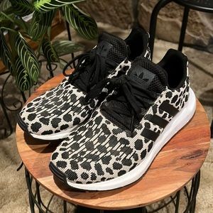 Adidas animal print 7.5 super comfortable (not new)